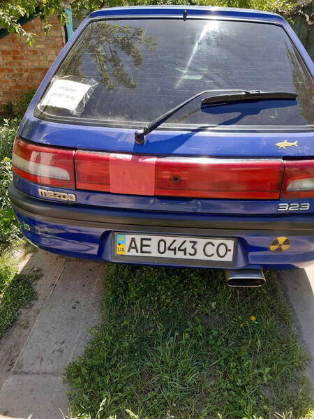 Отражатель между фарами Mazda 323  1994 1.3 Бензин 