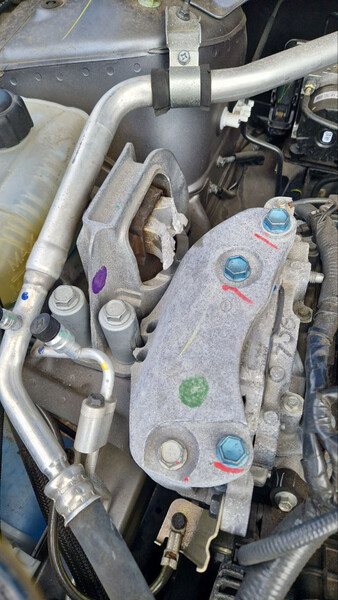 Кріплення подушки двигуна Nissan Sentra  2020 2.0 Бензин Корнин