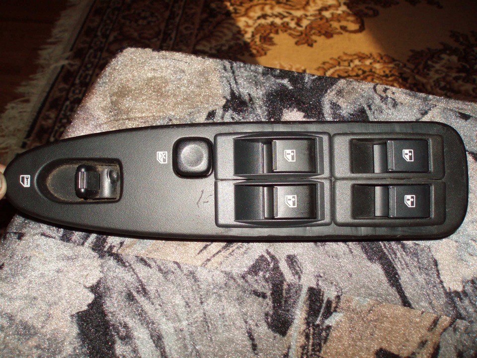 Кнопка стеклоподъемника Mitsubishi Carisma  1997 1.6 Бензин Одесса