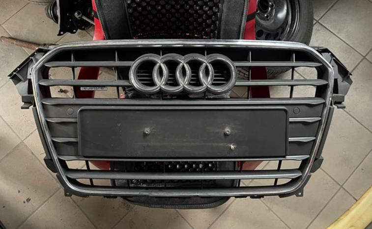 Решетка радиатора центральная Audi A4 B8  2013 универсал 2.0 Дизель Житомир