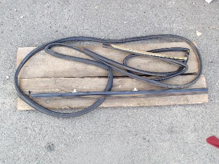 Резинка двери водительской Mazda 323  1990 хетчбек 1.6 Бензин 