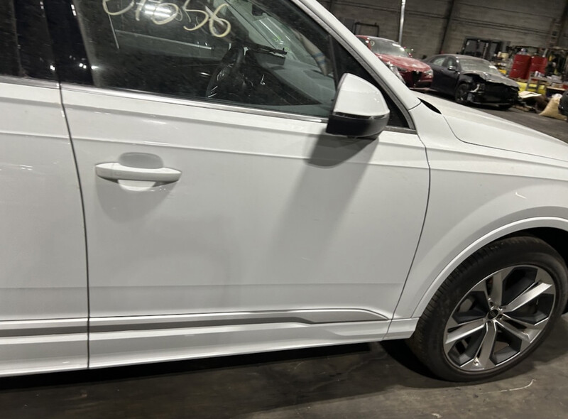 Молдинг двери Audi Q7 2023 г.  3.0 л бензин