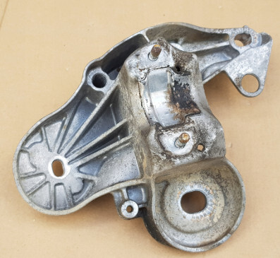 Кронштейн подушки двигател левый Audi A6 allroad quattro  2005 2.7 Дизель Кривой Рог