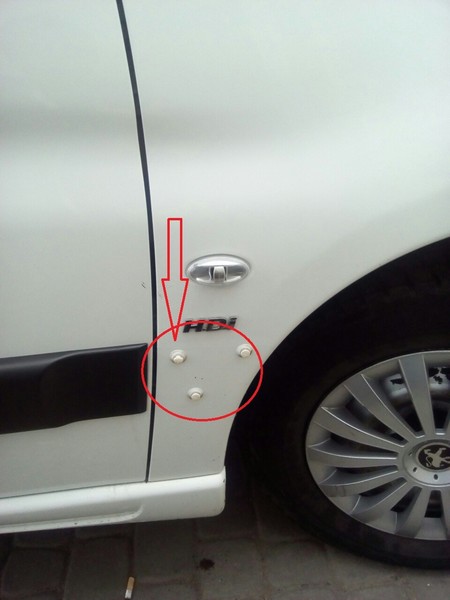 Молдинг переднего правого крыла Peugeot Partner  2006 1.6 Дизель Луцк