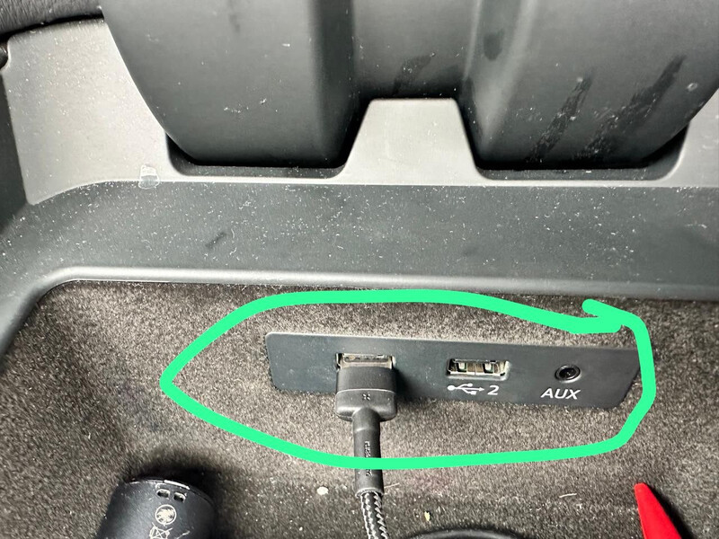 Usb роз'єми в підлокотнику Audi Q7  2016 3.0 Бензин Житомир