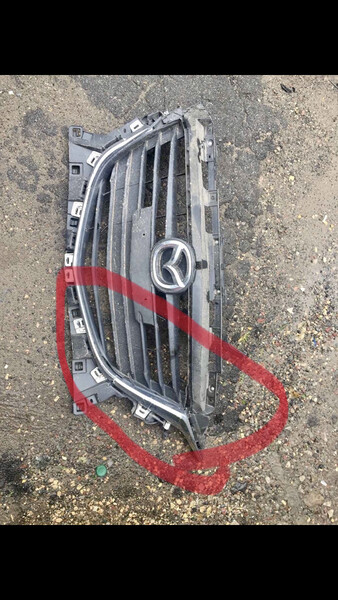 Решетка радиатора Mazda 3 BM 2016 г.  2.0 л дизель Буча