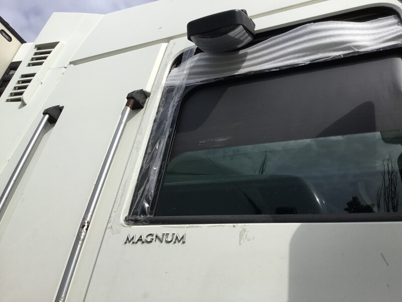 Стекло двери правое (форточное г образное) Renault Magnum 2008 г.  Николаев