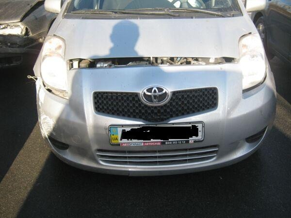 Бампер передний Toyota Yaris  2005 1.0 Бензин Киев