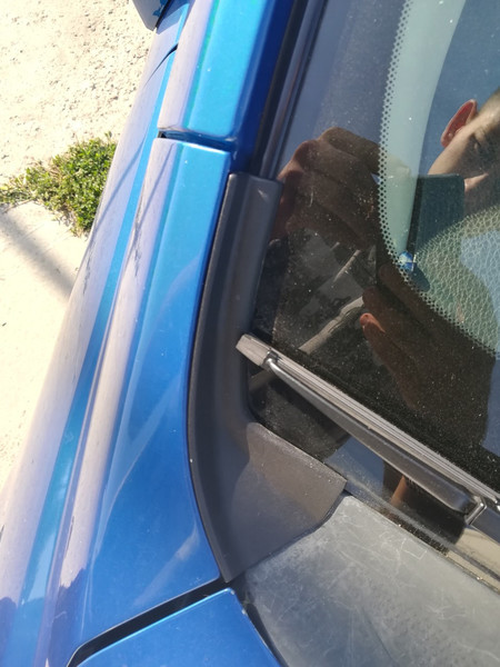 Верхний уплотнитель левого переднего крыла Nissan Tiida C11  2007 1.6 Бензин 