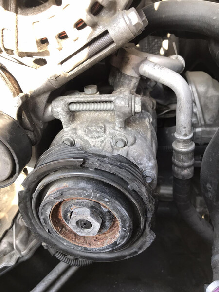 Компрессор кондиционера Audi Q5 хэтчбек 2013 г.  2.0 л бензин Ивано-Франковск