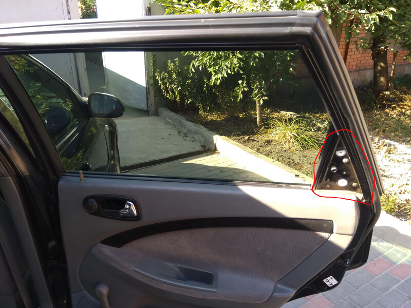 Правый уголок задней правой двери Chevrolet Lacetti  2008 универсал 1.8 Бензин Кропивницкий