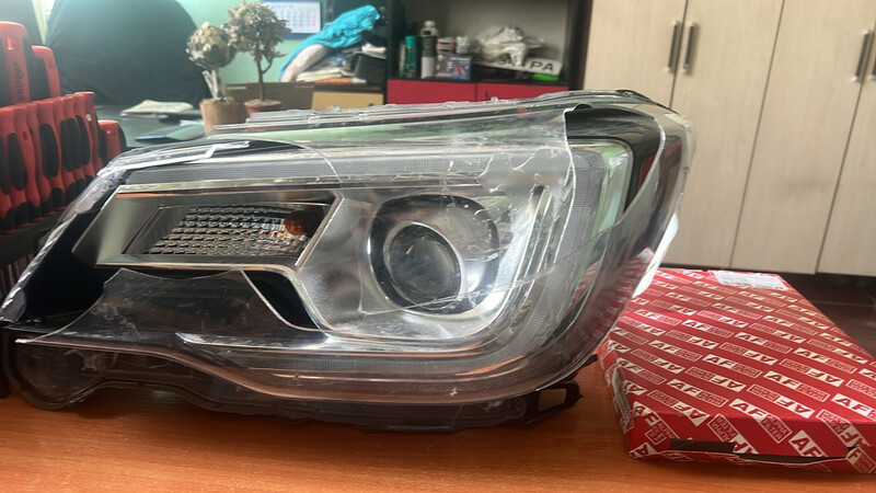 Фары передние левая правая Subaru Forester SJ  2018 2.5 Бензин 