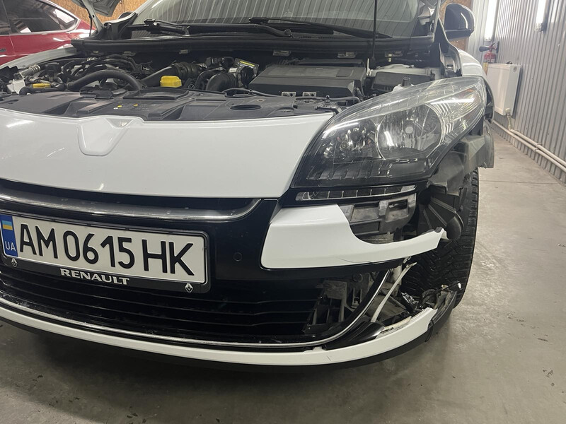 Бампер передний Renault Megane 3 универсал 2012 г.  1.8 л бензин Бердичев
