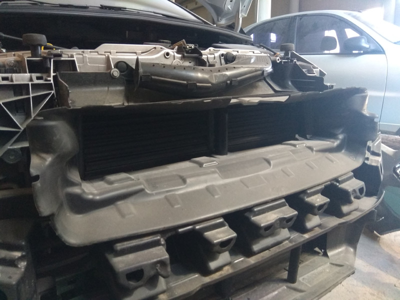 Дефлектор радиатора верхний Ford Focus 3 2016 г.  2.0 л бензин Полтава