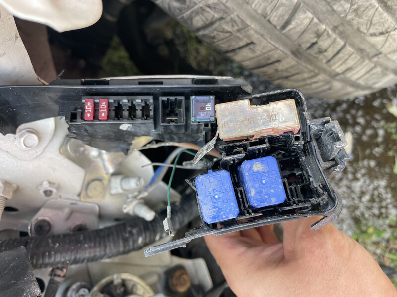 Блок предохранителей возле левого крила Nissan Rogue  2017 2.5 Бензин Винница