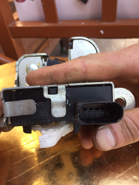 Замок кришки багажника Volkswagen Golf 7  2013 универсал 1.6 Дизель Дубляны