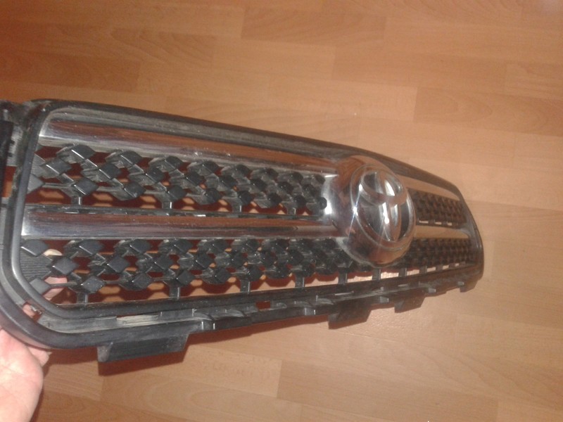 Решетка радиатора 53101-42310   Toyota RAV4