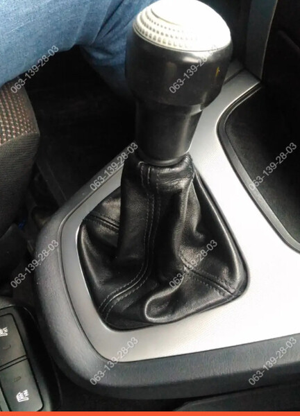 Лпоастивковая накладка на кулису Hyundai Tucson  2009 2.0 Бензин 