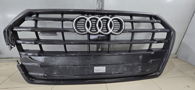 Решітка бампера центральна Audi Q5 2019 р.  2.0 л дизель Ахтирка