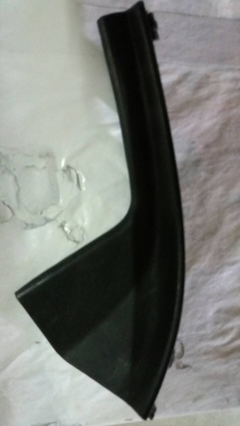 Правый уголок (находится возле жабо дворников) Nissan Tiida C11  2008 1.6 Бензин 