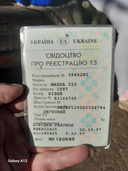 Стекло передней двери Mazda 323  1987 2.0 Бензин 