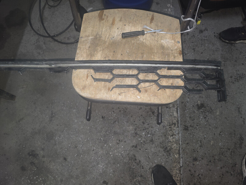 Решітка бампера нижня Volkswagen Passat  2010 універсал 2.0 Дизель Ківерці