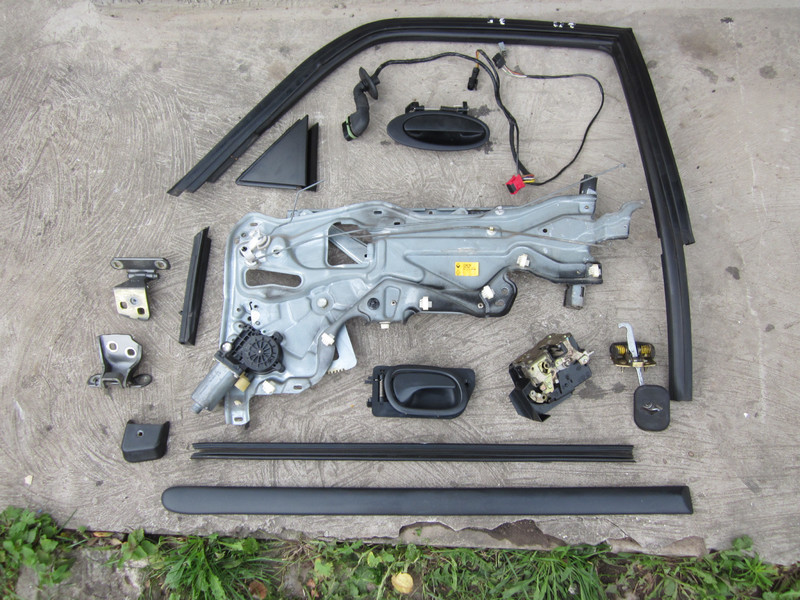 Молдинг правой задней двери Renault Laguna  1999 хэтчбек 2.0 Бензин Луцк