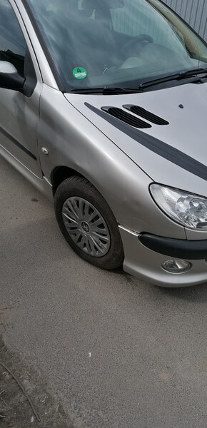 Крило праве бажано такого кольору Peugeot 206  2005 хэтчбек 1.8 Бензин Киев