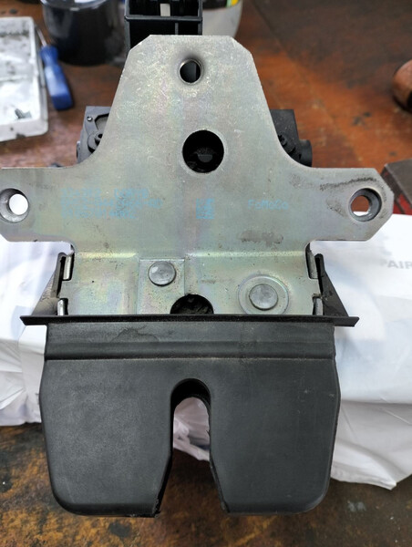 Замок багажника Land Rover Freelander  2013 2.2 Дизель Городенка