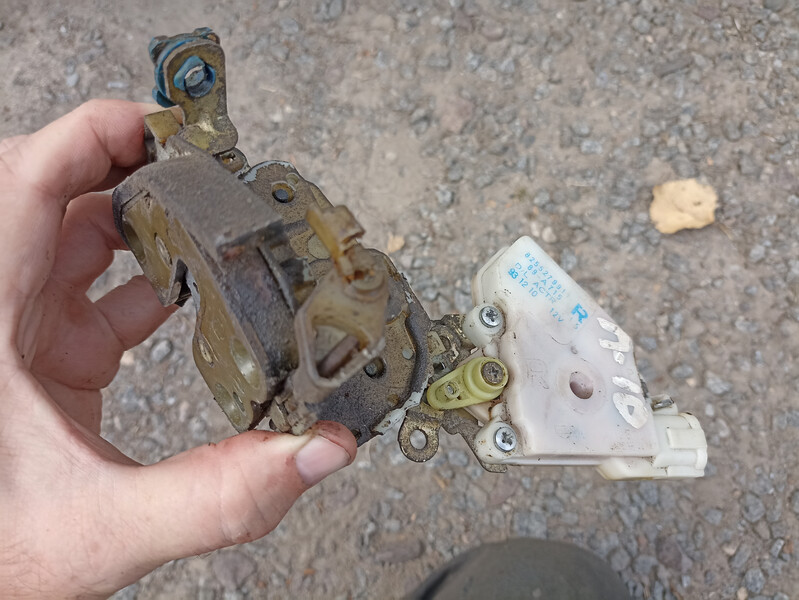 Привод на центральный замок передней правой двери Nissan Primera P10  1993 2.0 Дизель Тернополь