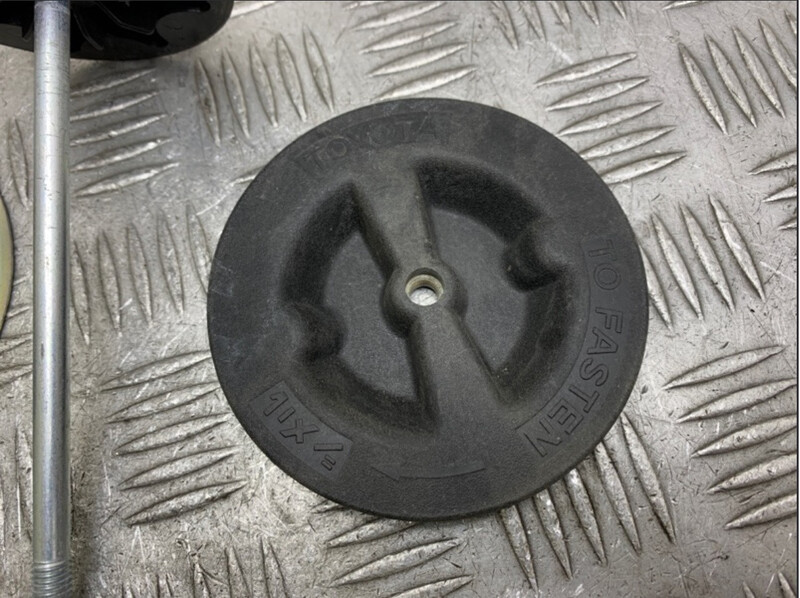 Зажим крышки запаски Toyota Camry 20  1997 