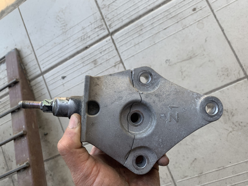 Кронштейн подушки акпп Nissan Rogue Sport  2018 2.0 Бензин Киев