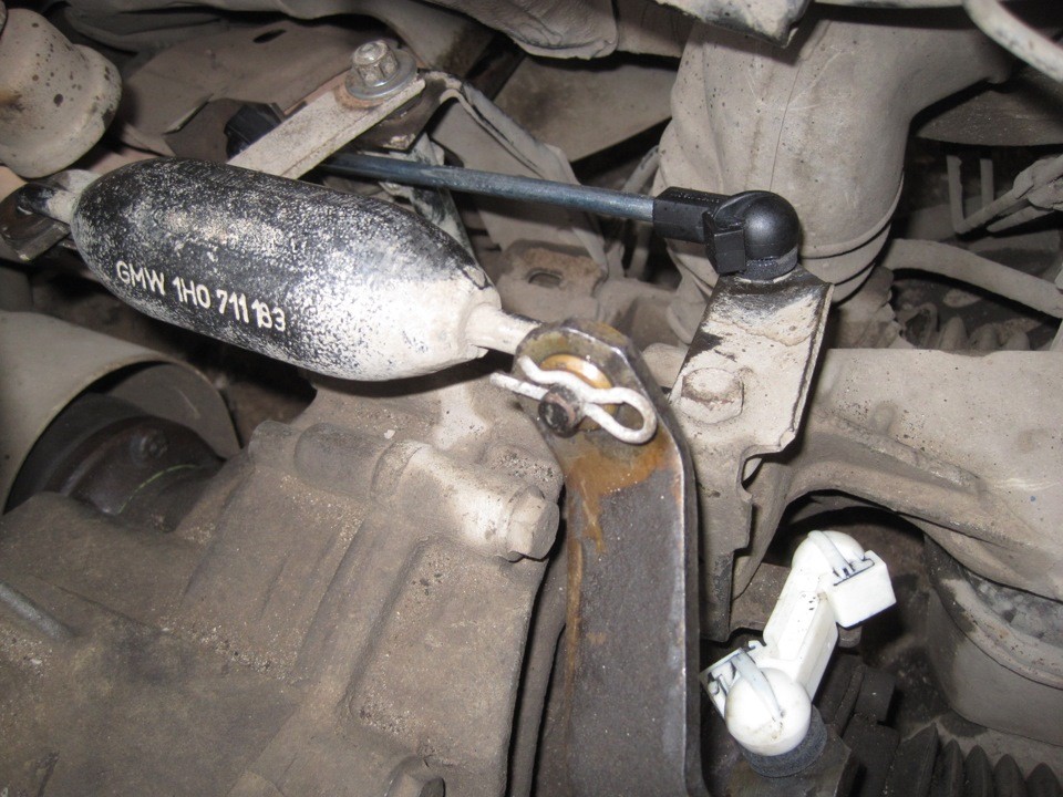 Шток вилки переключения передач 1H0 711 183   Volkswagen Golf