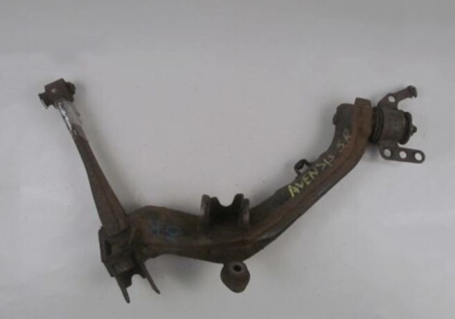 Правый задний нижний рычаг Toyota Avensis  2006 1.8 Бензин 