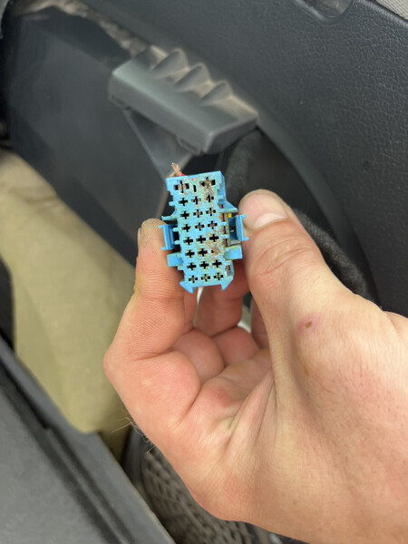 Розєм саббуфера (фішка саббуфера) Audi A4 B7 универсал 2005 г.  1.9 л дизель Киверцы