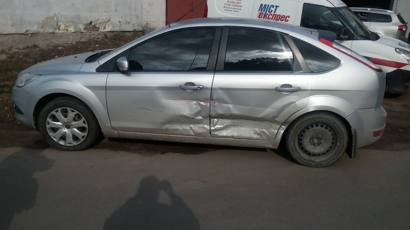 Двері ліві Ford Focus  2010 хетчбек 1.6 Бензин Житомир