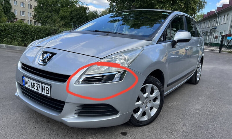 Хромированная накладка бампера под фару Peugeot 5008  2009 универсал 1.6 Дизель Одесса