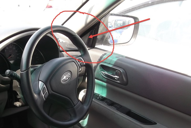Пластиковая треугольная накладка на переднюю правую дверь Subaru Forester SG5 2.0XT 2004 2.0 Бензин Киев