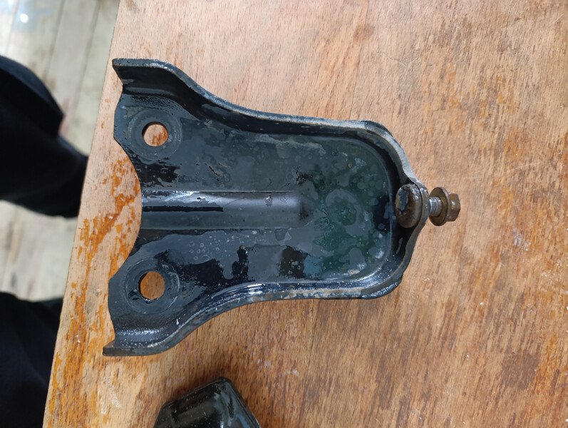 Подушка КПП Mazda E 2200  1998 2.2 Дизель 