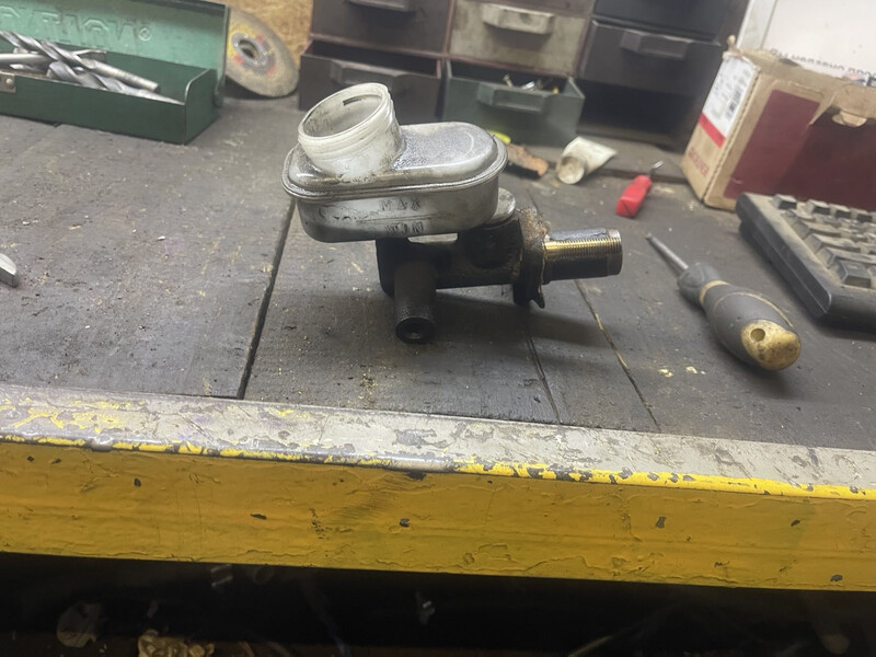 Главный цилиндр сцепления Mazda 626  1986 Ужгород