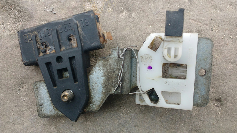 Направляющие (каретки) держатели стекла склоподйомника Nissan Primera P12  2005 1.8 Бензин Чертков