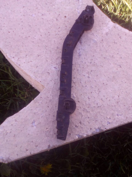 Держатель бампера на правое крыло Nissan Leaf  2013 хетчбек 1.0 Электро 