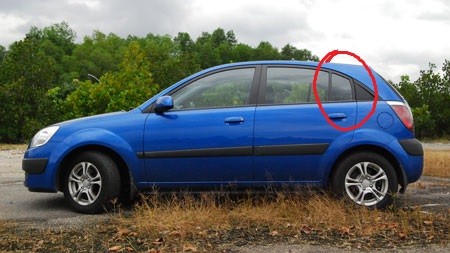 Стекло задних правых дверей маленькое глухое Kia Rio 2  2008 1.4 Бензин Черкассы