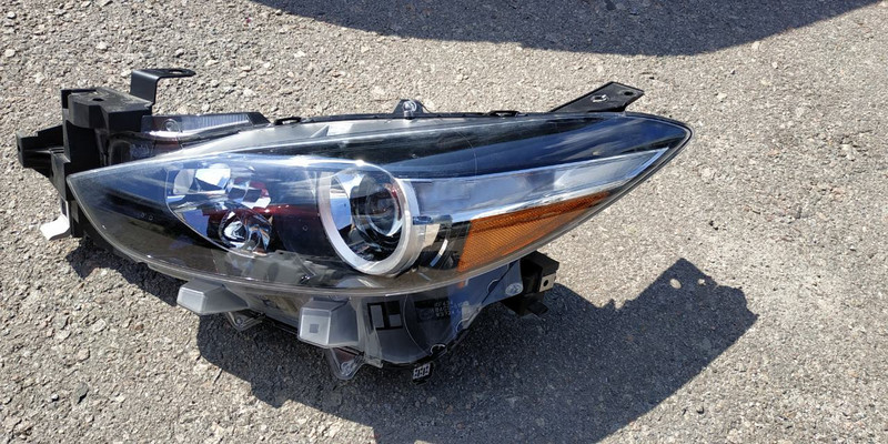 Фара правая Mazda 3 BM 2017 г.  1.6 л бензин Киев