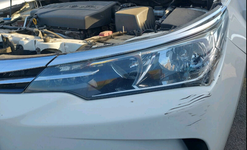 Стекло фары левое Toyota Corolla  2017 1.8 Бензин Киев