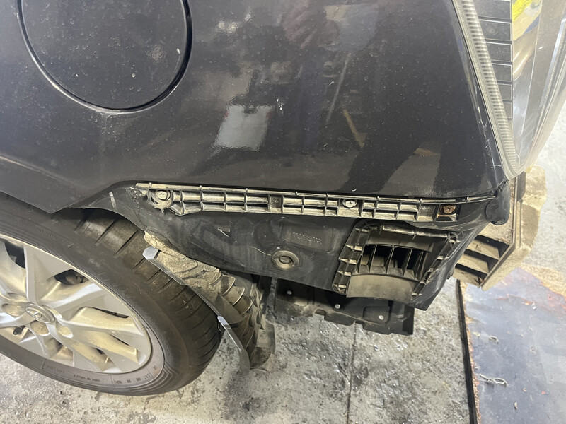 Кронштейн заднього бампера лівий Toyota Prius 30  2014 хетчбек 1.8 Гибрид 