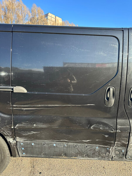 Двері бічні зсувні праві Opel Vivaro  2010 2.0 Дизель 