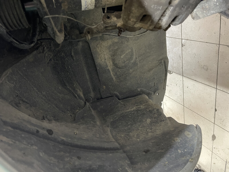 Подкрылок правый Nissan X-Trail T30  2003 универсал 2.5 Бензин 