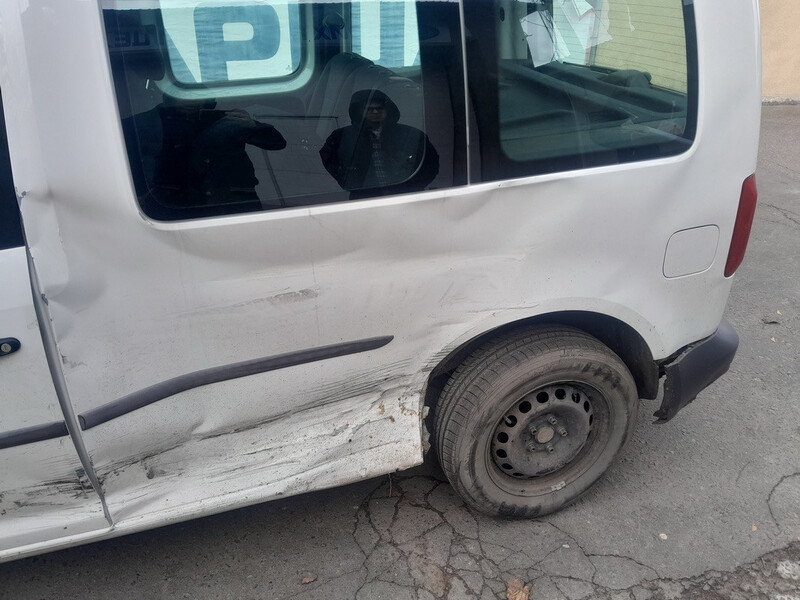 Боковина левая под стекло без задвижки Volkswagen Caddy 4  2020 універсал 1.6 Бензин 