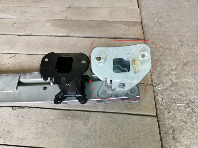 Клыки усилителя бампера заднего Nissan Rogue  2017 2.5 Бензин 